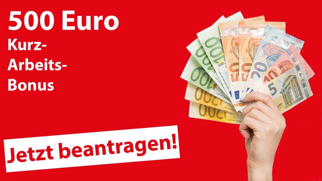 Weibliche Hand hält Euro Banknoten auf rotem Hintergrund. Daneben steht geschrieben: 500 Euro Kurzarbeitsbonus - Jetzt beantragen!